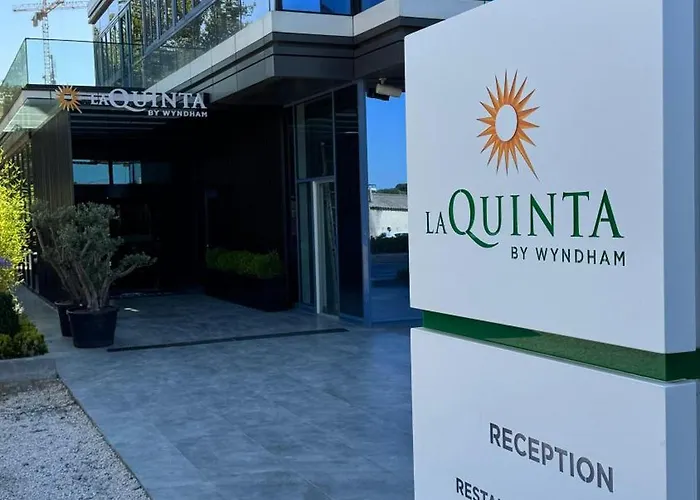 מלון La Quinta By Wyndham Kartal 3*